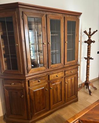 Tavolo in legno con panca tre sedie e credenza