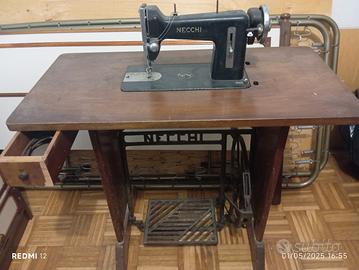 Macchina da cucire Necchi vintage funzionante