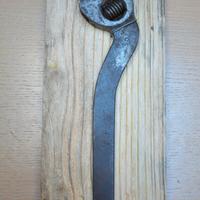 Quadro con chiave inglese vintage su legno vecchio