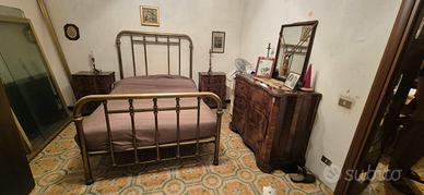 Camera da letto con comò e 2 comodini