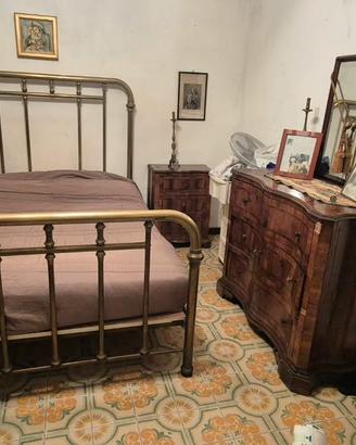 Camera da letto con comò e 2 comodini