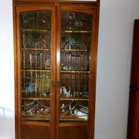 vetrina  antica con vetri colorati