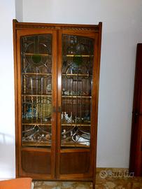 vetrina  antica con vetri colorati