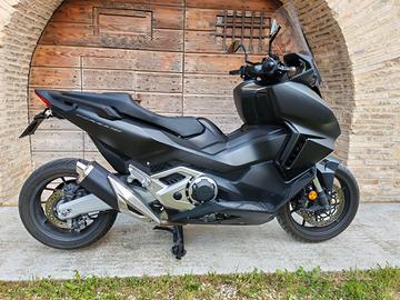 Vendes Honda i Forza 750