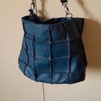 borsa da donna blu in pelle con pon pon