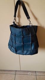borsa da donna blu in pelle con pon pon