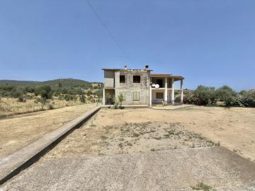 Proprietà indipendente con terreno, garage e ampi