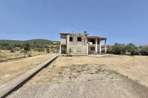 Proprietà indipendente con terreno, garage e ampi