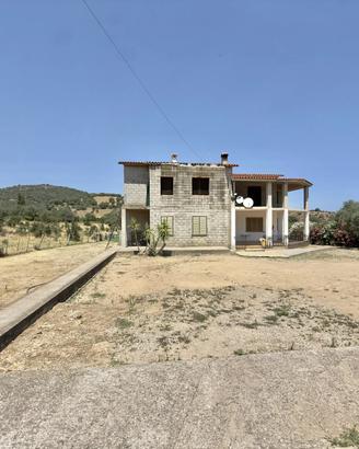Proprietà indipendente con terreno, garage e ampi
