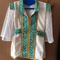 Costume per bambini in stile tradizionale tunisino