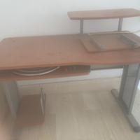 Scrivania nuova, poco usata – moderna e robusta