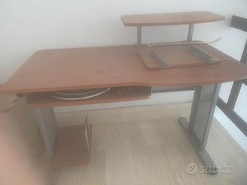 Scrivania nuova, poco usata – moderna e robusta