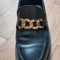 Mocassini in pelle nera con catena in metallo