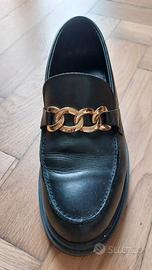 Mocassini in pelle nera con catena in metallo