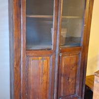 Credenza antica con vetrinetta