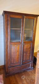Credenza antica con vetrinetta