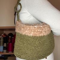 Borsa a spalla verde oliva con pelo uncinetto