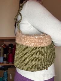 Borsa a spalla verde oliva con pelo uncinetto
