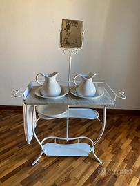 Lavabo antico con specchio