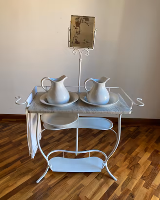 Lavabo antico con specchio
