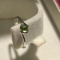 anello in argento con una pietra naturale verde.