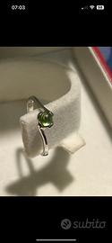 anello in argento con una pietra naturale verde.