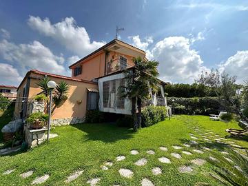 Villa di 215 m² con più di 5 locali a Giugliano in