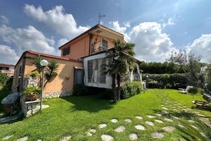 Villa di 215 m² con più di 5 locali a Giugliano in