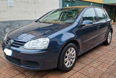Volkswagen Golf 5 1.6 - Benzina