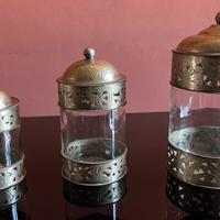 Contenitori etnici in vetro/metallo.