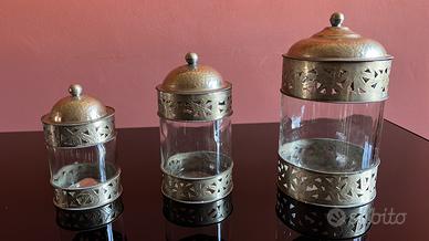 Contenitori etnici in vetro/metallo.