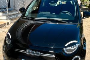 Fiat 500e BERLINA 23,8kW action