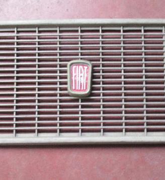 Griglia mascherina + fregio logo Fiat 850 t usata