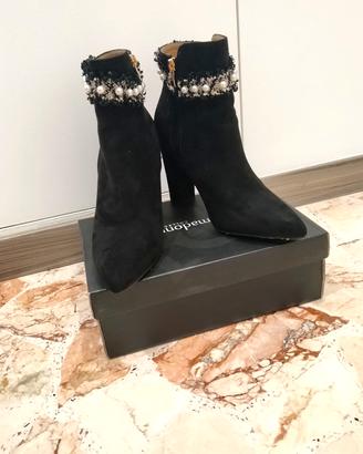 Stivaletti eleganti neri con perle (con tacchi)