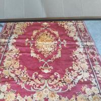 Tappeto in morbido tessuto rosso e oro