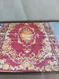 Tappeto in morbido tessuto rosso e oro