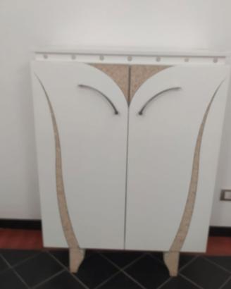 Mobiletti in legno laccato