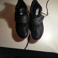 Scarpa Basket Uomo Kyrie Flytrap 3 Black/white/vol