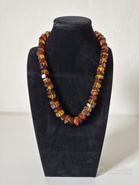 Collana in ambra con inclusioni fauna e flora