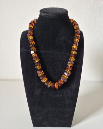 Collana in ambra con inclusioni fauna e flora