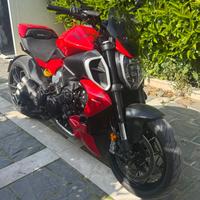 Ducati Diavel V4 Red