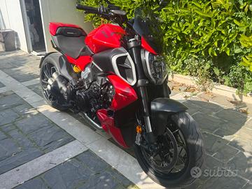 Ducati Diavel V4 Red