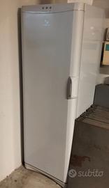 Congelatore Indesit ad armadio