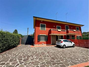Villa di 100 m² con 3 locali e box auto a Capannor