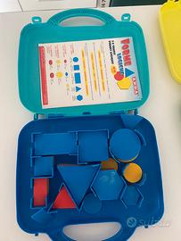 Valigiette regili e forme geometriche