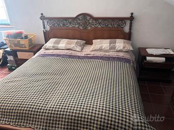 Letto con due comodini