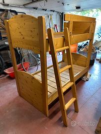 Letto a castello in legno - con scala e protezione