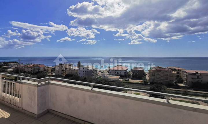 Montepaone lido - via aldo moro. attico panoramico