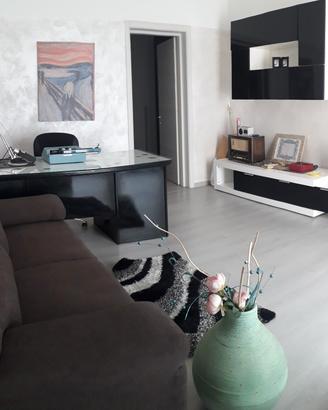 Ampio locale arredato uso ufficio o studio Veglie