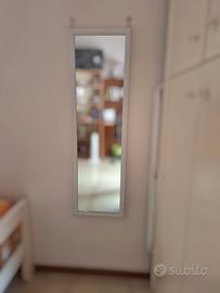 Specchio con cornice bianca